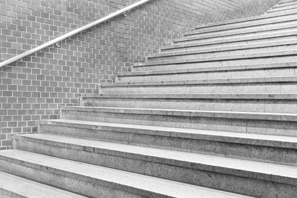 Τσιμεντένια Σκάλα Μεταλλικό Κιγκλίδωμα Στο Σύγχρονο Κτήριο — Φωτογραφία Αρχείου