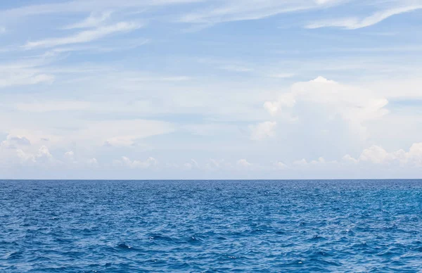 Море Волнами Облачно Голубом Фоне Неба — стоковое фото