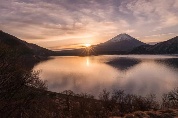 湖的本栖湖和富士山在冬季清晨 — 图库照片