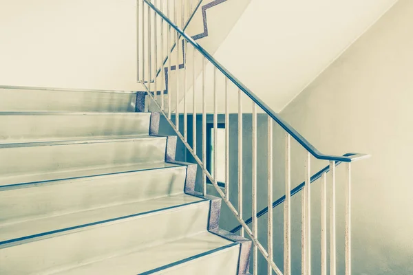 Scala Cemento Con Corrimano Metallico Edificio Moderno — Foto Stock