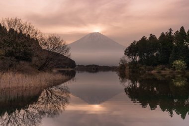 Tanuki göl ve dağ Fuji gündoğumu arka plan üzerinde