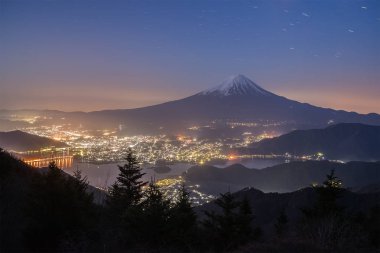  Dağ Fuji ve Kawaguchiko Gölü sabahın erken saatlerinde, Shindo beraber görüntülemek