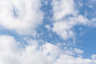 Mavi gökyüzü arkaplanındaki bulutlar 