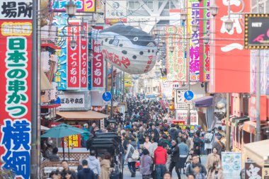 Japonya, Osaka - 19 Mar 2017: Shinsekai bölgesinde sokakta yürüyen insanlar 