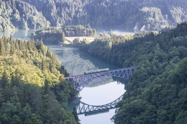 Fukushima, Japan - 19 Haziran: üstten görünüm yerel tren Tadami hat ve Tadami Nehri.