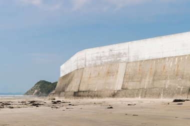 Sahil tsunami büyük dalga korunmak için yüksek beton duvara