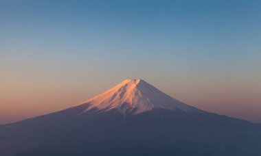 Üst gündoğumu gökyüzü kış sezonu, Japonya ile Fuji Dağı.