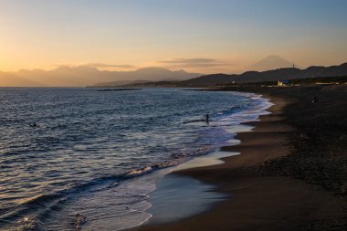 Suruga Körfezi ve Fuji Dağı'nda Hiratsuka, Kanagawa İli, Japonya ile plaj.