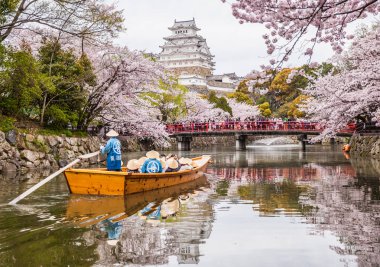 Arkadan görünüş insan yüzen tekne Japonya Himeji Kalesi için hareketli.
