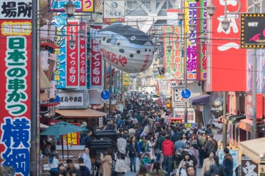 Osaka, Japonya - 19 Şubat 2017: Shinsekai İlçesi, Osaka, Güney Osaka kentin şehir yanında bulunan eski mahalle.