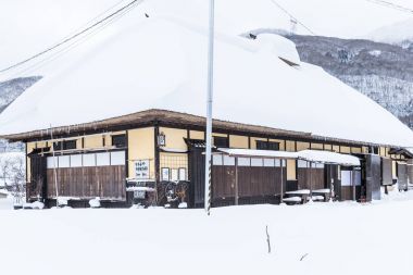 Fukushima, Japan - 29 Aralık 2017: portre rahat evin kış Ouchijuku Köyü.