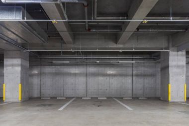Otopark garaj yeraltı iç görünümü.
