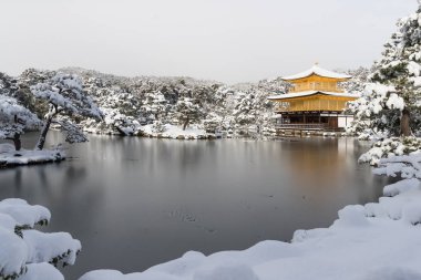 Zen Tapınağı Kinkakuji (altın Pavilion) kar ile sonbahar kış 2017, Japonya.