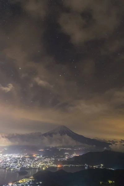 Nocny Krajobraz Góry Fuji Pochmurnego Nieba Jezioro Kawaguchi Japonia — Zdjęcie stockowe