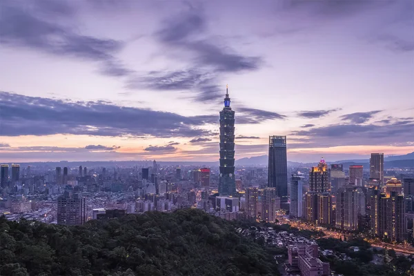 台湾台北市の山からの夜景 — ストック写真