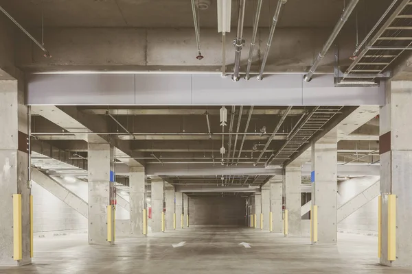 Otopark garaj yeraltı iç görünümü.