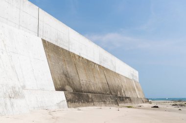 Sahil tsunami büyük dalgadan, Japonya korumak için yüksek beton duvara.