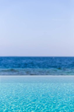 Doğal mavi deniz gökyüzü arka plan için havuzundan görüntüleyin