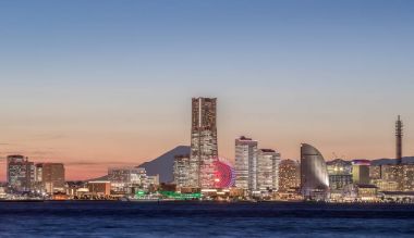 Yokohama Minato Mirai Bayside ve dağ Fuji, Japonya.