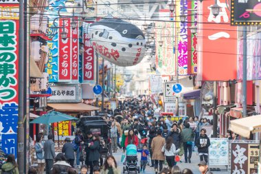 Osaka, Japonya - 19 Şubat 2017: Shinsekai bölgesinin Osaka turist.