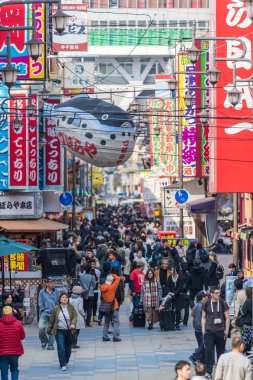 Osaka, Japonya - 19 Şubat 2017: Shinsekai bölgesinin Osaka turist.