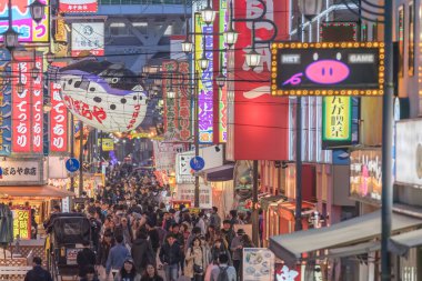 Osaka, Japonya - 19 Şubat 2017: Shinsekai bölgesinin Osaka turist.