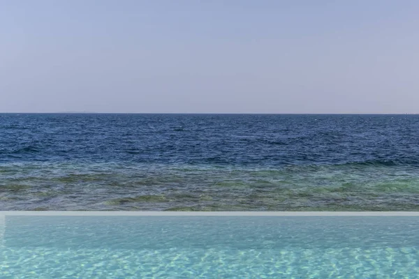 Vista Desde Piscina Hasta Mar Azul Natural Con Fondo Cielo — Foto de Stock