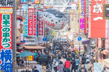 Japonya, Osaka - 19 Şubat 2017: Shinsekai bölgesinin Osaka, Güney Osaka kentin şehir yanında bulunan eski mahalle
