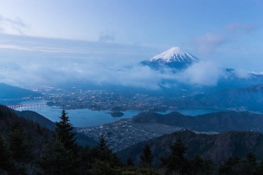  Shindo beraber görünümü noktasından görülen erken sabah dağ Fuji ve Kawaguchiko gölde.
