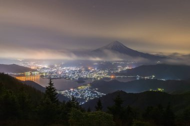 Dağ Fuji gece manzarası ile bulutlu gökyüzü ve Shindo beraber görünümü noktasından görülen Kawaguchiko Gölü.