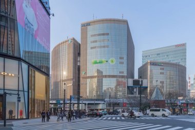 Tokyo, Japonya - 01 Şubat 2017: Cityscape Ginza bölgesinde. Yüksek son perakende alışveriş bölgesinin sunmaktadır.