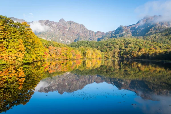 戸隠の湖 秋の朝の鏡池 — ストック写真