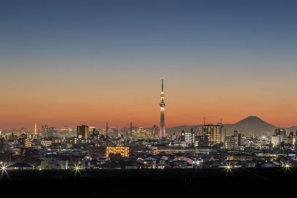 东京夜景 Skytree 地标与东京市中心大厦区域和山富士在冬天季节 — 图库照片