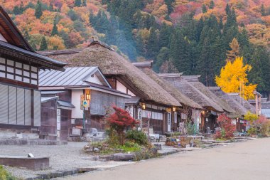 Fukushima, Japan - 01 Kasım 2017: Ouchijuku Köyü fomer sonrası hangi Aizu Nikko ile Edo dönemi bağlı Aizu-Nishi Kaido ticaret rota boyunca iline bağlı