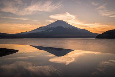 Gölü akşam kışın yansıması ile buz dağ Fuji ve Yamanakako