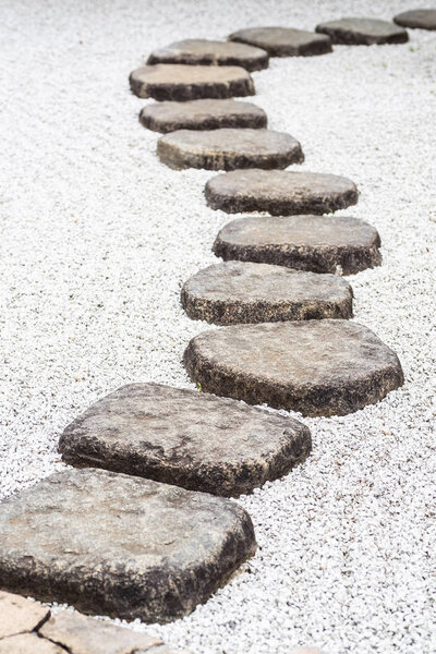 Шаговые камни в японском саду Дзен
