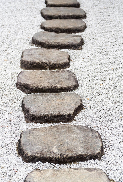 Каменный путь в японский сад
