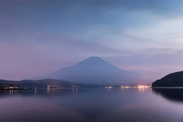 山富士与反射在湖 Yamanakako 在日落 — 图库照片