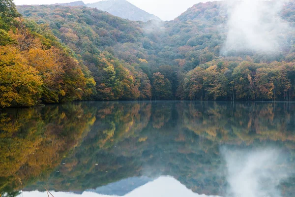 戸隠の湖 秋の朝の鏡池 — ストック写真