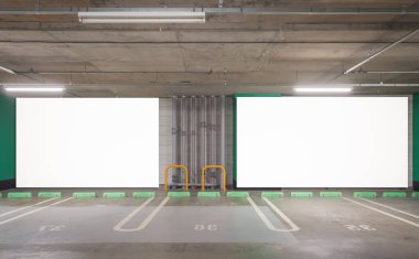 Yeraltı otoparkında boş ilan panosu var.