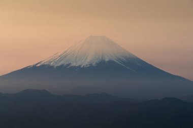 Mt. Fuji üst gündoğumu gökyüzü bahar sezonu ile