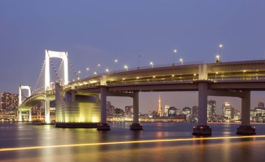 Akşam Tokyo Gökkuşağı Köprüsü ans Toky Kulesi