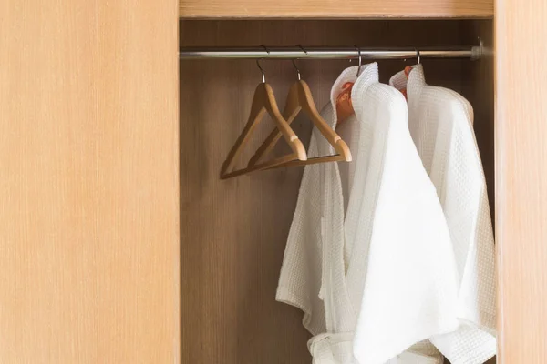 Peignoir Blanc Avec Cintre Dans Garde Robe Chambre Hôtel — Photo