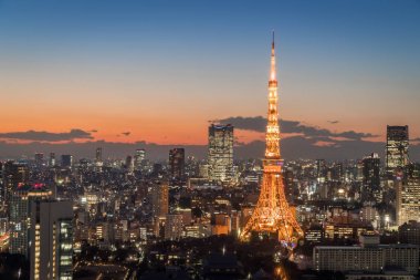 Tokyo Kulesi ile Tokyo şehir manzaralı geceleri