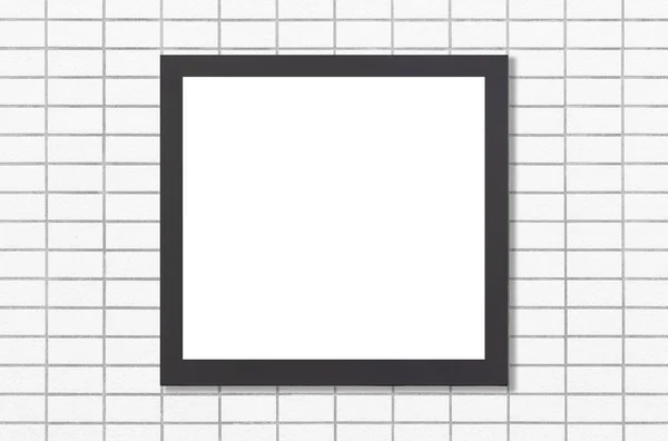 白色砖墙上的金属相框 — 图库照片