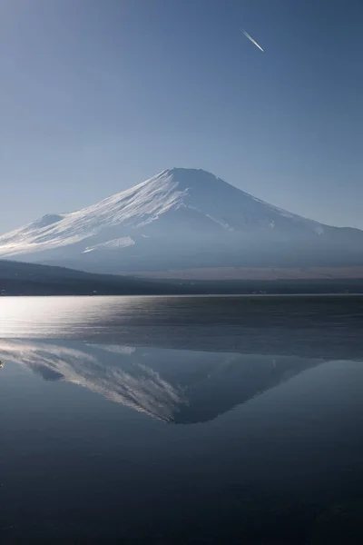 山中伸弥冰湖和富士山以反射在冬季下午视图 — 图库照片