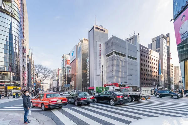 Tokyo, Japonya - 01 Şubat 2017: Cityscape Ginza bölgesinde. Yüksek son perakende alışveriş bölgesinin sunmaktadır.