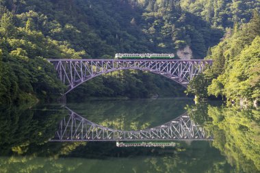 Fukushima, Japan - 18 Haziran: Yerel tren Tadami hat ve Tadami Nehri üzerinde 18 Haziran 2017: Fukushima, Japan. Bu tren Doğu Japonya demiryolu şirketin Tadami doğrultusunda. 