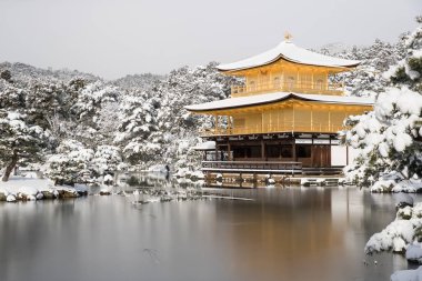 Zen Tapınağı Kinkakuji kar ile sonbahar kış 2017. Kinkakuji Kyotos önde gelen tapınaklar ve tanınan Unesco tarafından Dünya Kültür Mirası biridir