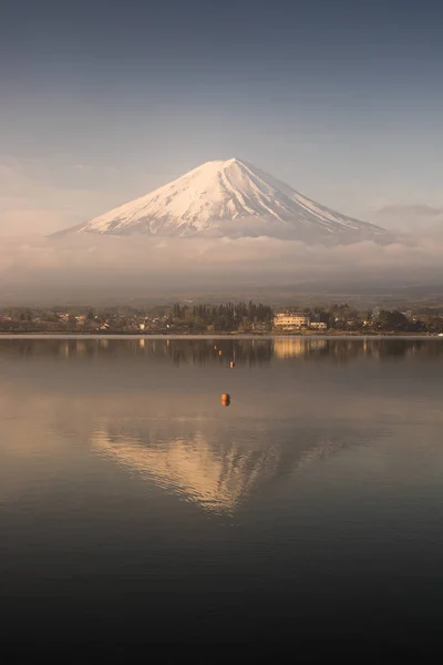 在清晨山富士河口湖湖 — 图库照片
